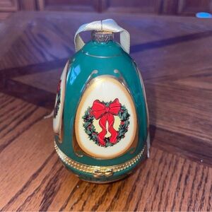 Valerie Parr Hill Mr. Christmas Porcelain Green Musical Egg. Plays Noel